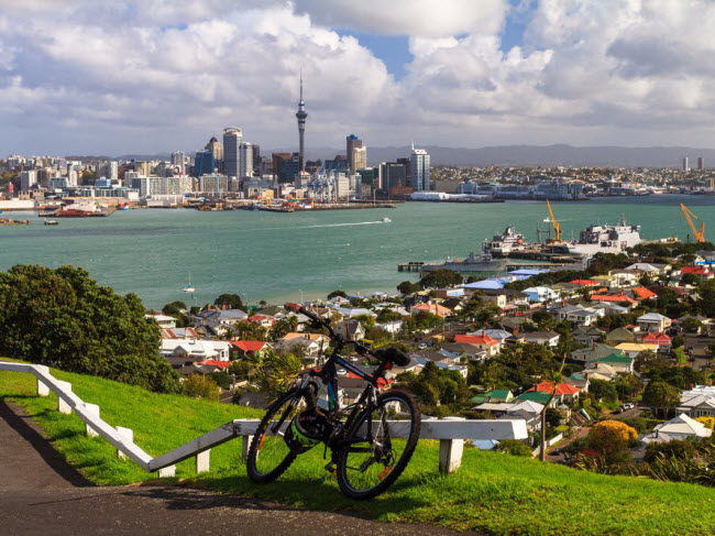 Khung cảnh thành phố Auckland nhìn từ núi Victoria, New Zealand.