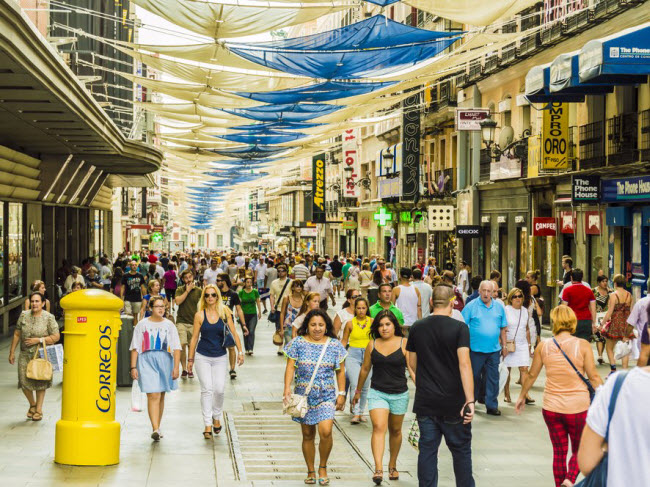 Khu phố mua sắm ở Madrid, Tây Ban Nha.