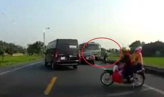Bắc Giang: Lái xe tải đâm chết 2 anh em ruột ra đầu thú - 1