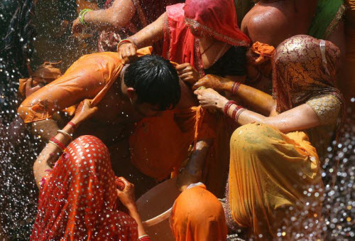 Lạ lùng lễ hội cho phép phụ nữ đánh đập, xé áo đàn ông - 2