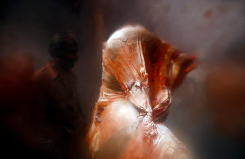 Lạ lùng lễ hội cho phép phụ nữ đánh đập, xé áo đàn ông - 4