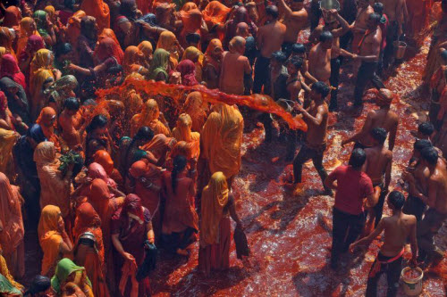 Lạ lùng lễ hội cho phép phụ nữ đánh đập, xé áo đàn ông - 6