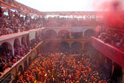 Lạ lùng lễ hội cho phép phụ nữ đánh đập, xé áo đàn ông - 8