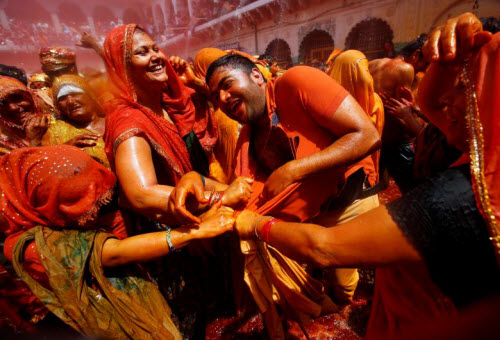 Lạ lùng lễ hội cho phép phụ nữ đánh đập, xé áo đàn ông - 9