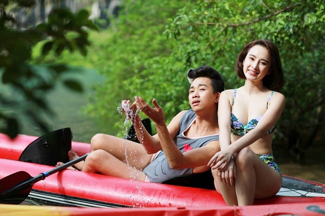 Với lợi thế ngoại hình, các nhân vật do Angela Phương Trinh đóng có nhiều phân cảnh diện bikini, khoe vóc dáng gợi cảm trên màn ảnh.