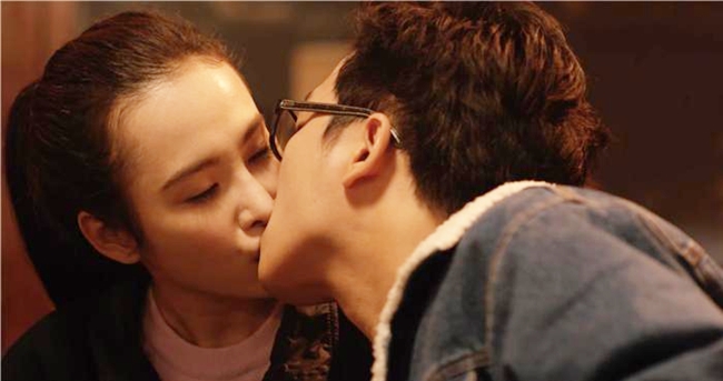 Nụ hôn lãng mạn của Phương Trinh và danh hài Trường Giang trong "Taxi, em tên gì" giúp phim đạt doanh thu rất khả quan.