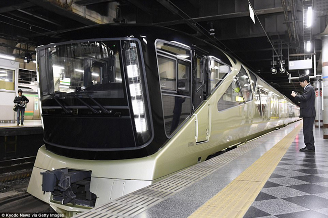 Hôm 1/5 vừa qua, Công ty Đường sắt Miền Đông Nhật Bản (JR East) đã chính thức khai trương tuyến tàu Shiki-Shima – một trong những tàu hỏa xa hoa nhất thế giới.