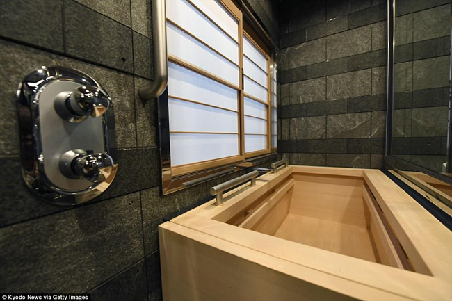 Bồn tắm làm từ gỗ hinoki theo kiểu truyền thống Nhật Bản, chỉ được lắp trong những buồng cao cấp nhất trên tàu.