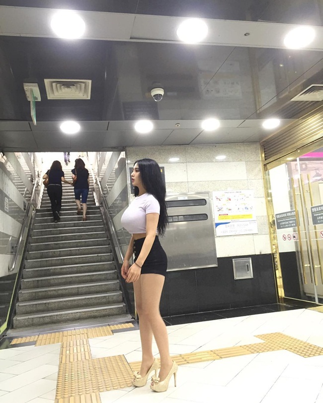 Khoảnh khắc tạo dáng giữa tàu điện ngầm của cô được một người chụp lén và đăng tải trên mạng xã hội. 