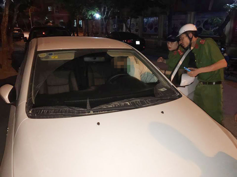 Nóng nhất ngày: Bé trai đuối nước trước mặt nhiều người nhưng không ai biết - 3