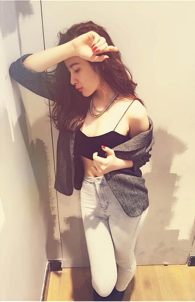 Trang phục ở nhà được&nbsp;nữ diễn viên sinh năm 1995 ưa thích là các loại áo hai dây, áo quây, đầm ren…