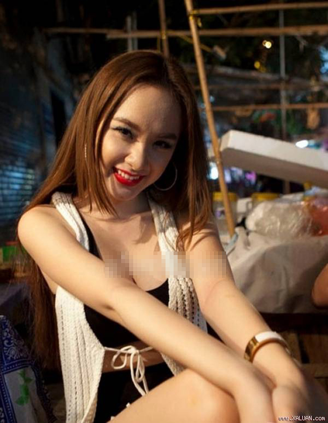 "Bà mẹ nhí" Angela Phương Trinh cũng có lúc lui tới các quán vỉa hè để ăn đồ.