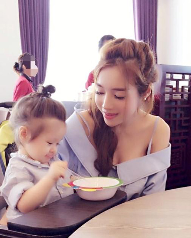 Với Elly Trần, khi đi ra ngoài ăn cùng con, cô vẫn luôn chọn cho hai mẹ con những set đồ đôi đồng điệu.