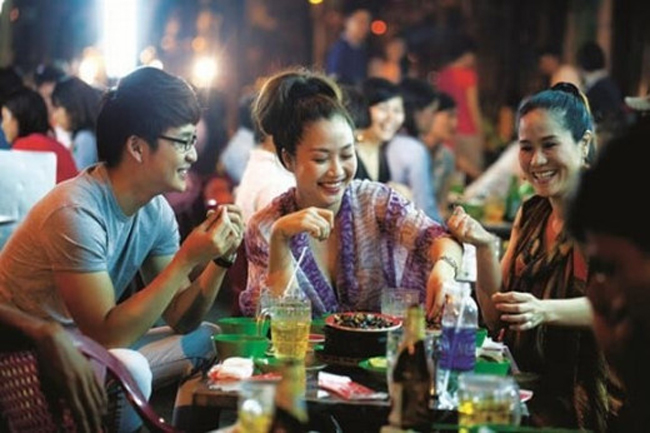 Ốc Thanh Vân vui vẻ chuyện trò cùng đám bạn khi cả nhóm đi ăn ngoài phố.