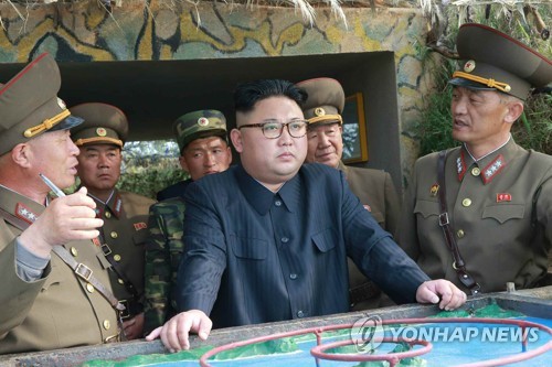 Kim Jong-un ra đảo tiền tuyến, dọa tấn công Hàn Quốc - 1