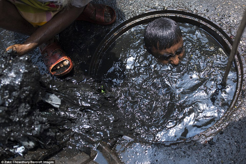 Công việc vất vả nhất hành tinh: Lặn để thông cống ở Bangladesh - 1