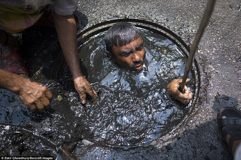 Công việc vất vả nhất hành tinh: Lặn để thông cống ở Bangladesh - 3