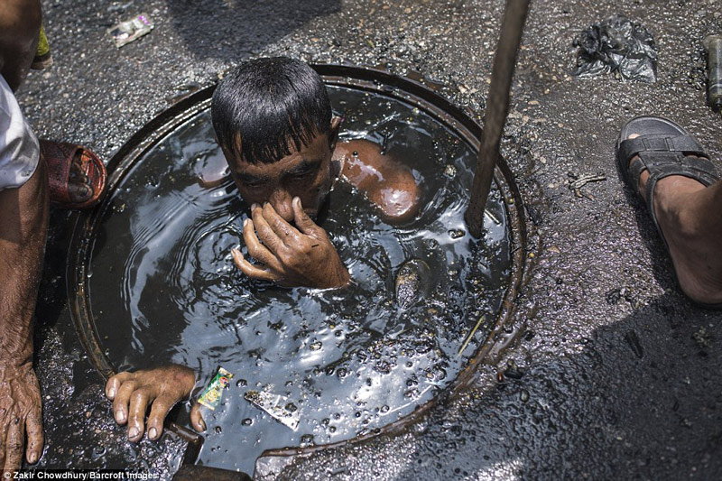 Công việc vất vả nhất hành tinh: Lặn để thông cống ở Bangladesh - 6