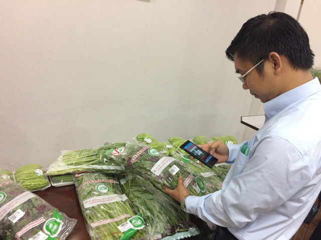 Mỗi gói rau, người mua phải trả thêm 120- 250 đồng tiền dán tem - 1