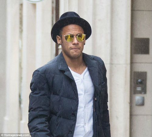 Chạy trốn nhà tù Tây Ban Nha, Neymar mở đường máu sang Anh - 1