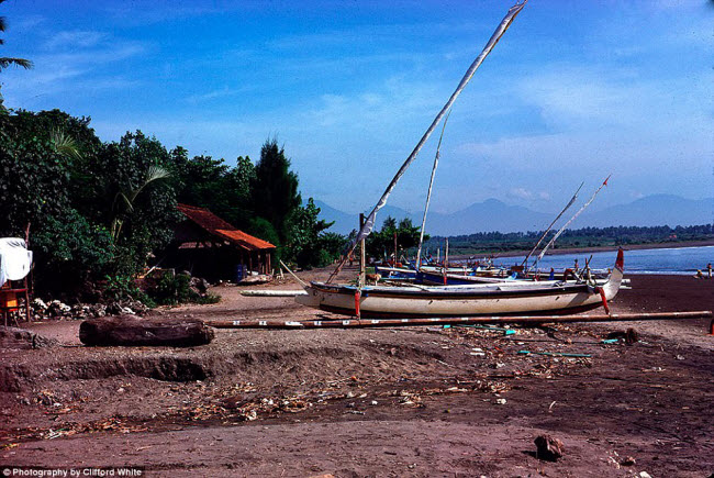 Nhiếp ảnh gia Clifford White, 62 tuổi, đã tới những địa điểm nổi tiếng trên đảo Bali ở Indonesia, khi ông 20 tuổi vào năm 1975.  Bãi biển Sanur trong bức ảnh này hiện đã trở thành thị trấn nghỉ dưỡng hấp dẫn.