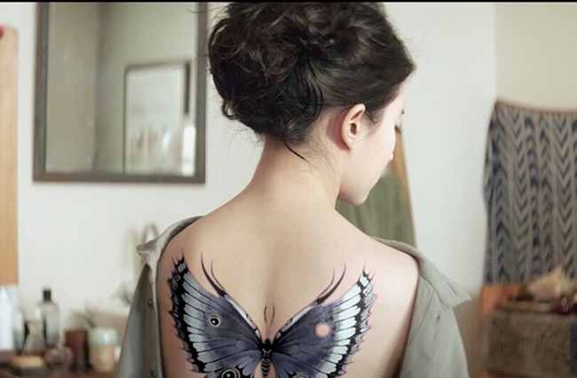 Hình xăm cánh bướm Dạ khổng tước trên lưng Lưu Diệc Phi xuất hiện cả ở đầu và cuối phim khiến nhiều người xem tò mò về mối quan hệ giữa ba nhân vật.