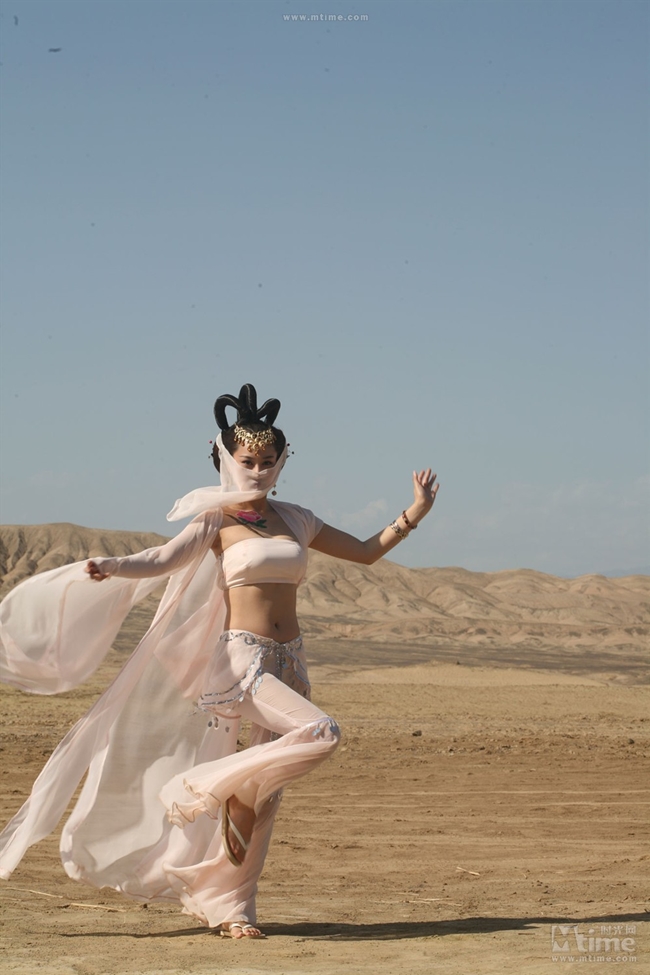Trương Hinh Dư khoe điệu nhảy gợi cảm giữa sa mạc trong "No Liar, No Cry".