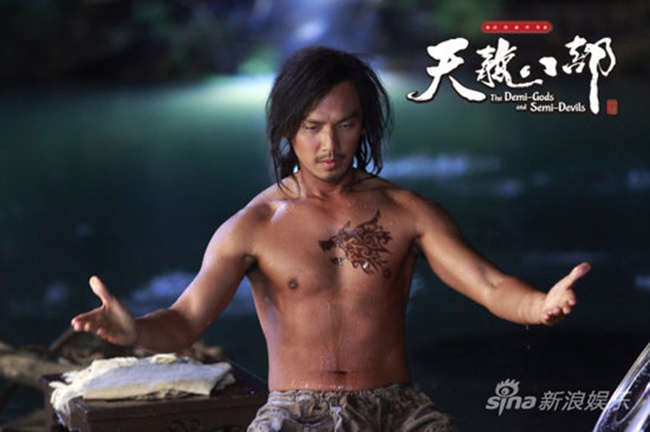 Chung Hán Lương khoe cơ bắp cùng hình xăm đầu rồng mạnh mẽ trong phim "Thiên long bát bộ".