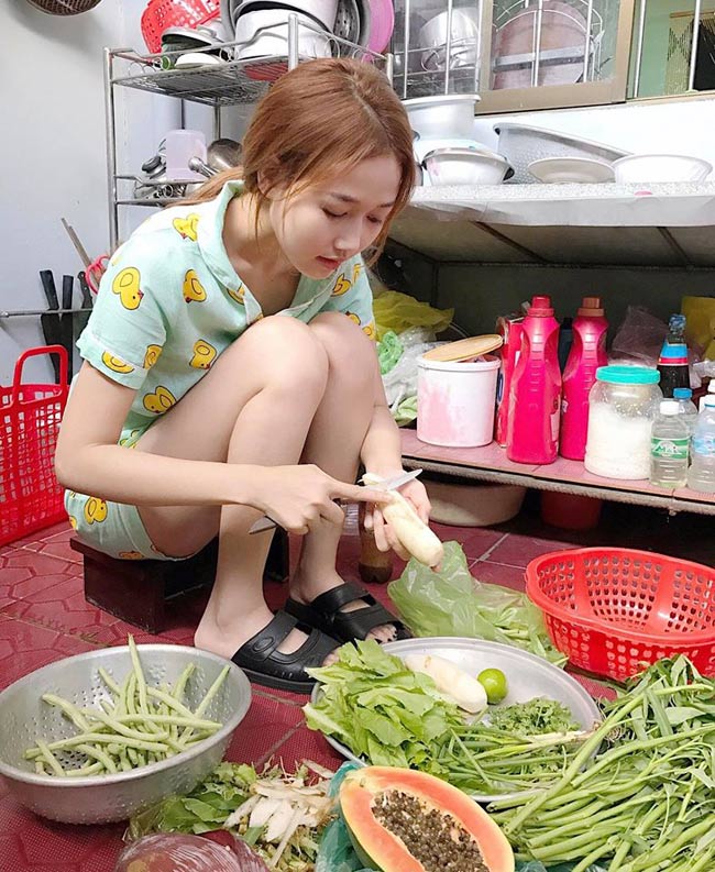 Nhưng khi ở nhà, hot girl Sài thành cũng giản dị như mọi cô gái. 