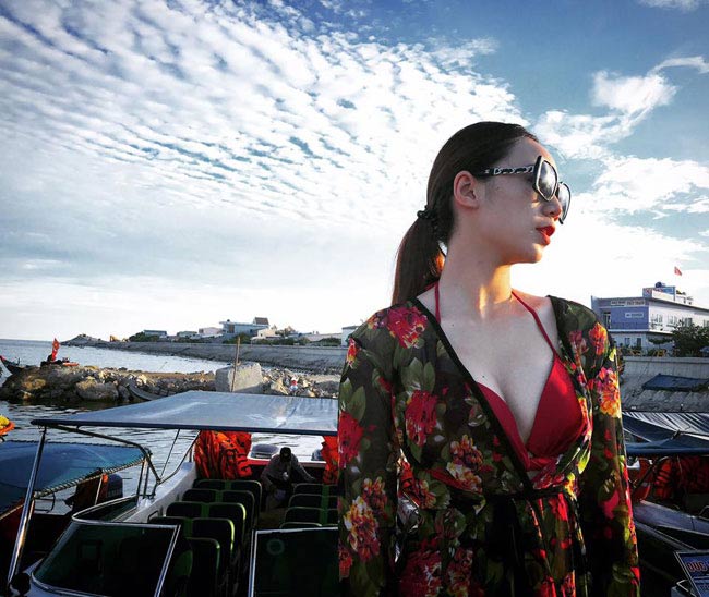 Chính vì đã quá quen thuộc với hình ảnh gợi cảm như thế này nên khi thấy Quỳnh Cool hóa thân thành "gái quê", người hâm mộ không khỏi bất ngờ. 