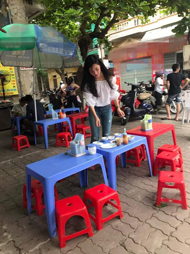 "Hot girl phẫu thuật thẩm mỹ" Vũ Thanh Quỳnh xinh đẹp ngay cả khi hóa thân thành cô gái phục vụ bàn. 