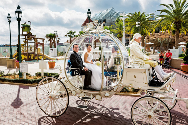 Christina, 21tuổi, trong chiếc xe pha lê được thiết kế như xe của cô bé lọ lem với 6 chú ngựa và người lái xe, trên đường tới lễ cưới tổ chức ở Walt Disney World, Orlando, Florida.
