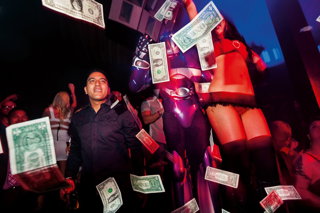 Một vị khách VIP đang tạo ra “cơn mưa tiền” hàng trăm USD trong Marquee, một trong những hộp đêm đông khách nhất ở Las Vegas, Mỹ.
