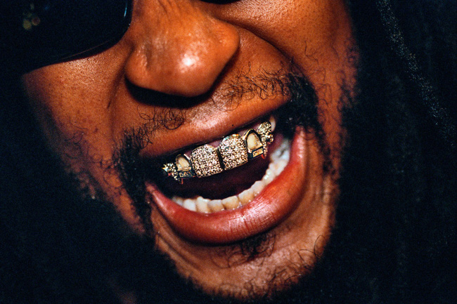 Lil Jon, 33 tuổi khoe răng bọc bằng vàng trắng và kim cương trị giá 50.000 USD (~1,1 tỷ đồng).