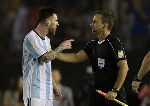 Messi bất ngờ được FIFA xóa án, bế tắc gia hạn Barca - 1