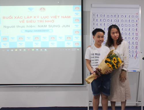 Thiên tài tí hon tiết lộ cách nhớ dãy 120 số nhị phân trong tích tắc - 2