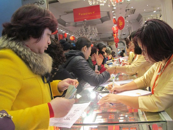 Giá vàng giảm sâu bất thường, nhà đầu tư buông - 1