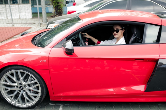 Chiếc xe này do chính Ông Cao Thắng mua tặng cô vào cuối năm 2016.