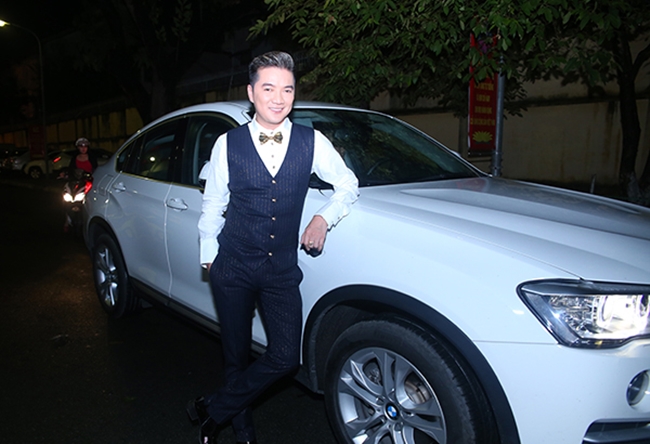 Đàm Vĩnh Hưng tự lái chiếc xe 3 tỷ màu trắng đi chấm thi The Voice 2015.