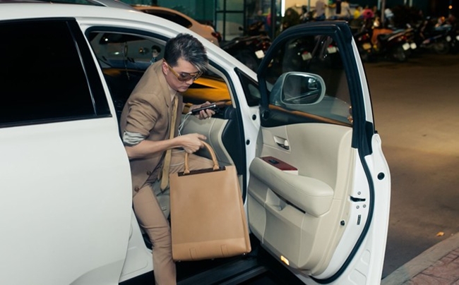 Khi tham gia X-Factor 2014, Mr. Đàm lựa chọn Lexus RX350 màu trắng với giá chính hãng hơn 2,9 tỷ đồng.