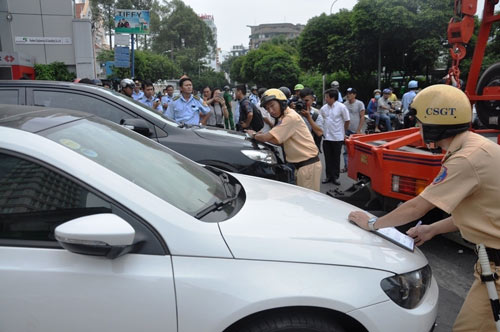 “Vắng” ông Đoàn Ngọc Hải, vỉa hè quận 1 bị tái chiếm tràn lan - 13