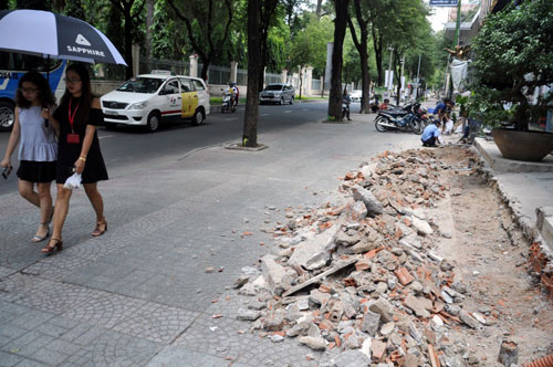 “Vắng” ông Đoàn Ngọc Hải, vỉa hè quận 1 bị tái chiếm tràn lan - 7