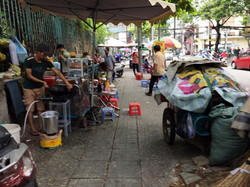 “Vắng” ông Đoàn Ngọc Hải, vỉa hè quận 1 bị tái chiếm tràn lan - 17