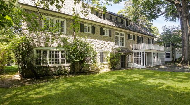 Đây là một biệt thự bằng đá, tọa lạc tại Pelham Manor, New York, Mỹ.