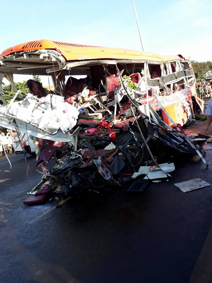 Tin nóng: Tai nạn xe khách kinh hoàng ở Gia Lai, ít nhất 11 người chết - 1