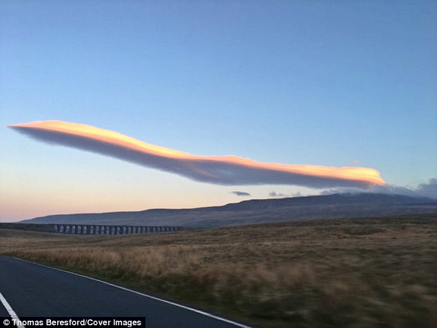 Đây là máy bay hay là đám mây? - 1