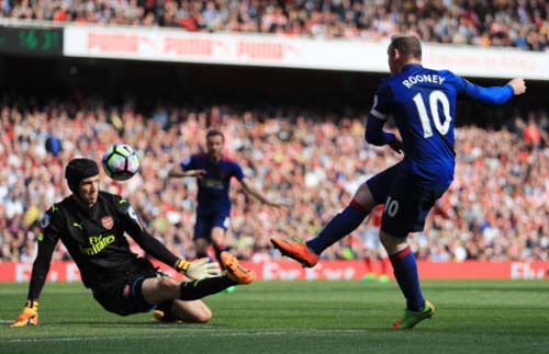 Liverpool hụt 11m, đến lượt Rooney &#34;tự bắn vào chân&#34; MU - 1