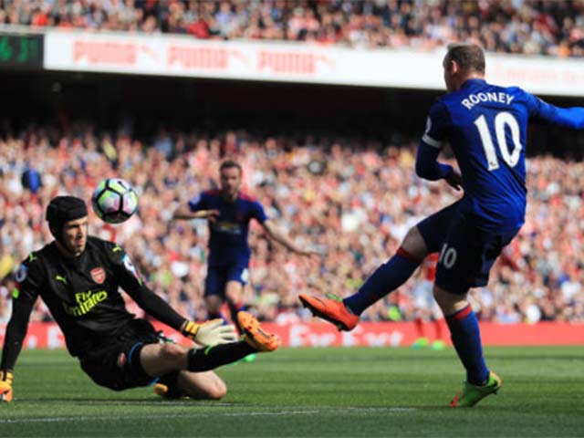 Liverpool hụt 11m, đến lượt Rooney "tự bắn vào chân" MU