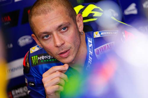 Đua xe MotoGP: 4 xe gặp nạn, đàn "Bò tót" thống trị sân nhà - 2