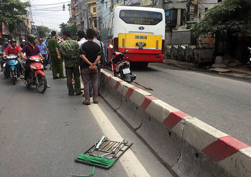 Ngã văng qua dải phân cách, nam thanh niên bị xe buýt cán tử vong - 2